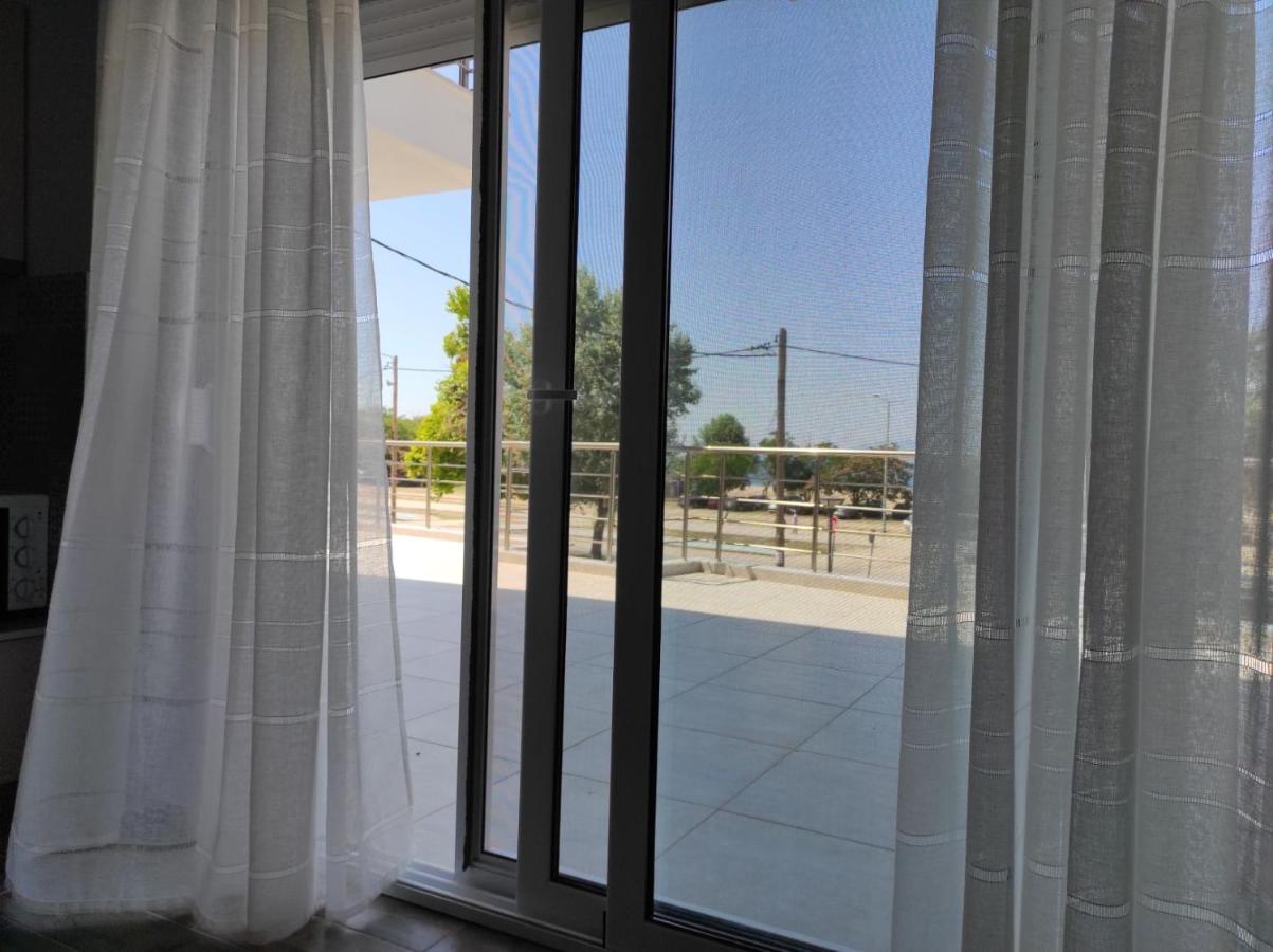 Blue Beach Apartments Ofrinion Bagian luar foto