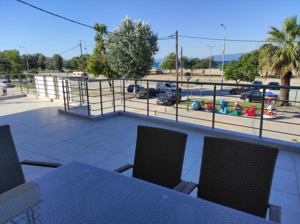 Blue Beach Apartments Ofrinion Bagian luar foto