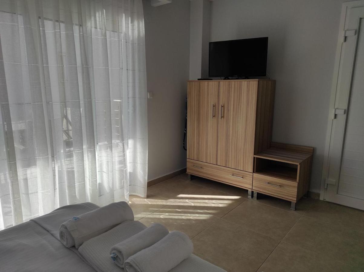 Blue Beach Apartments Ofrinion Bagian luar foto