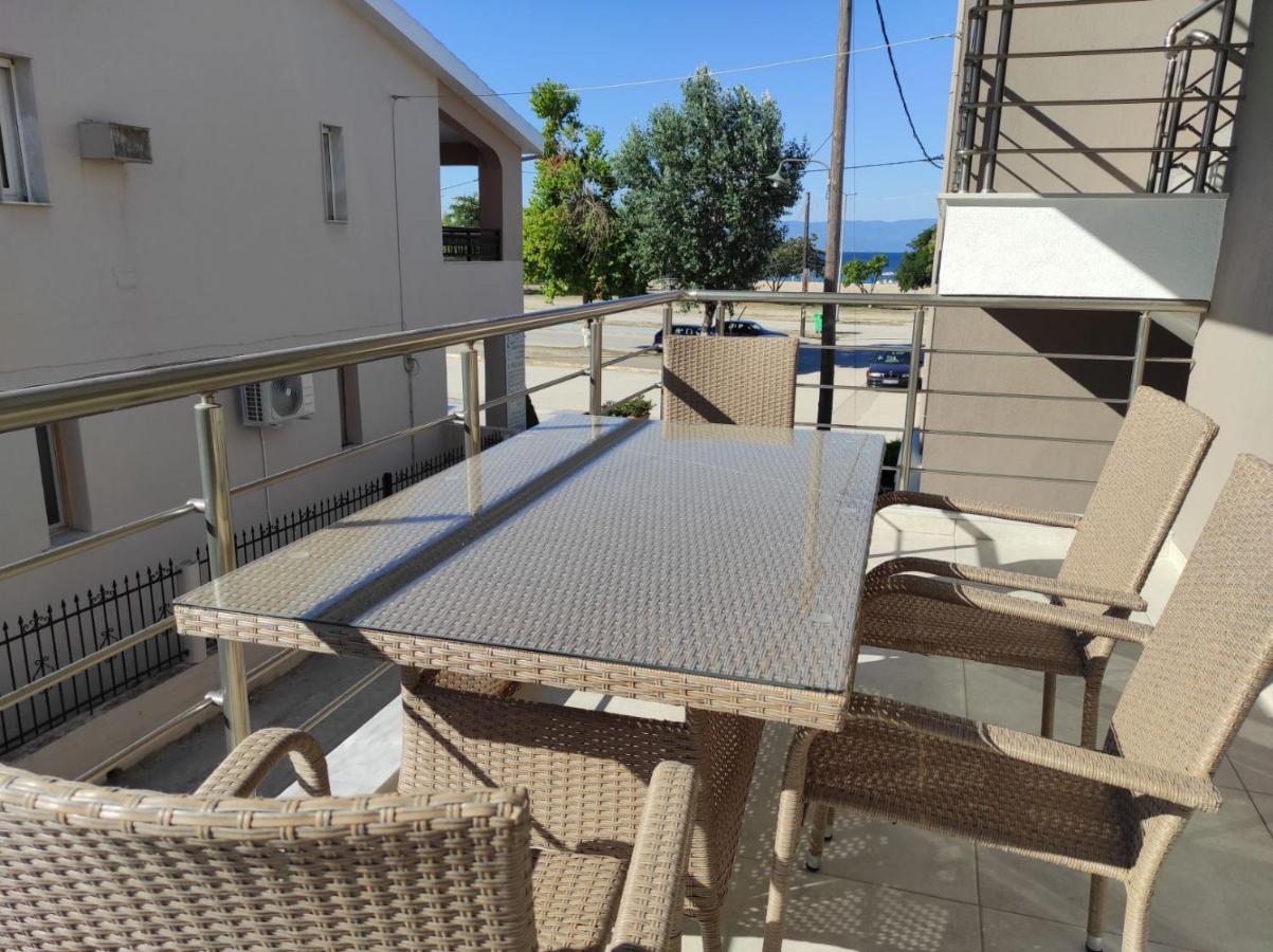 Blue Beach Apartments Ofrinion Bagian luar foto