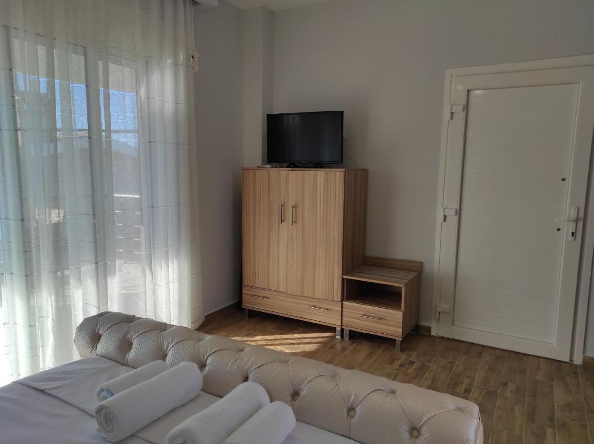 Blue Beach Apartments Ofrinion Bagian luar foto