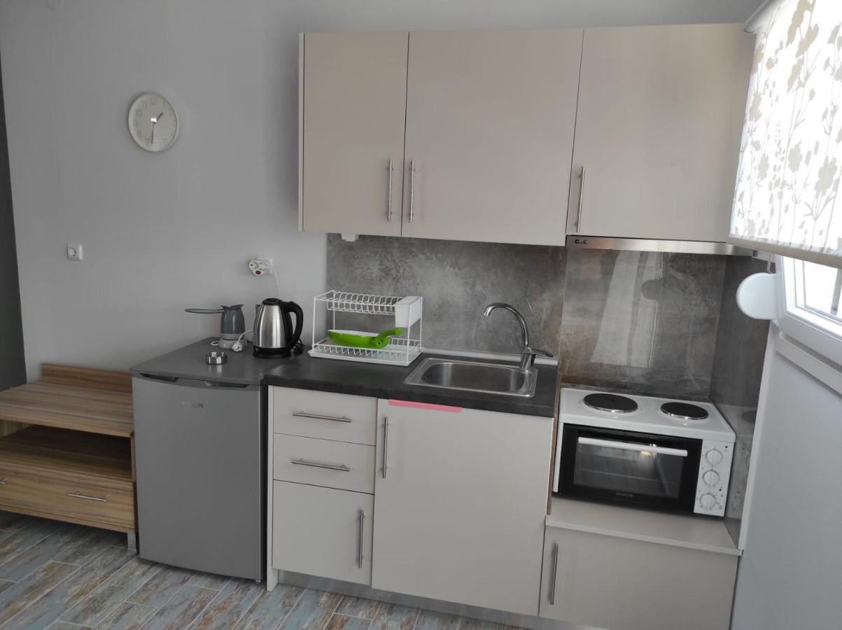Blue Beach Apartments Ofrinion Bagian luar foto