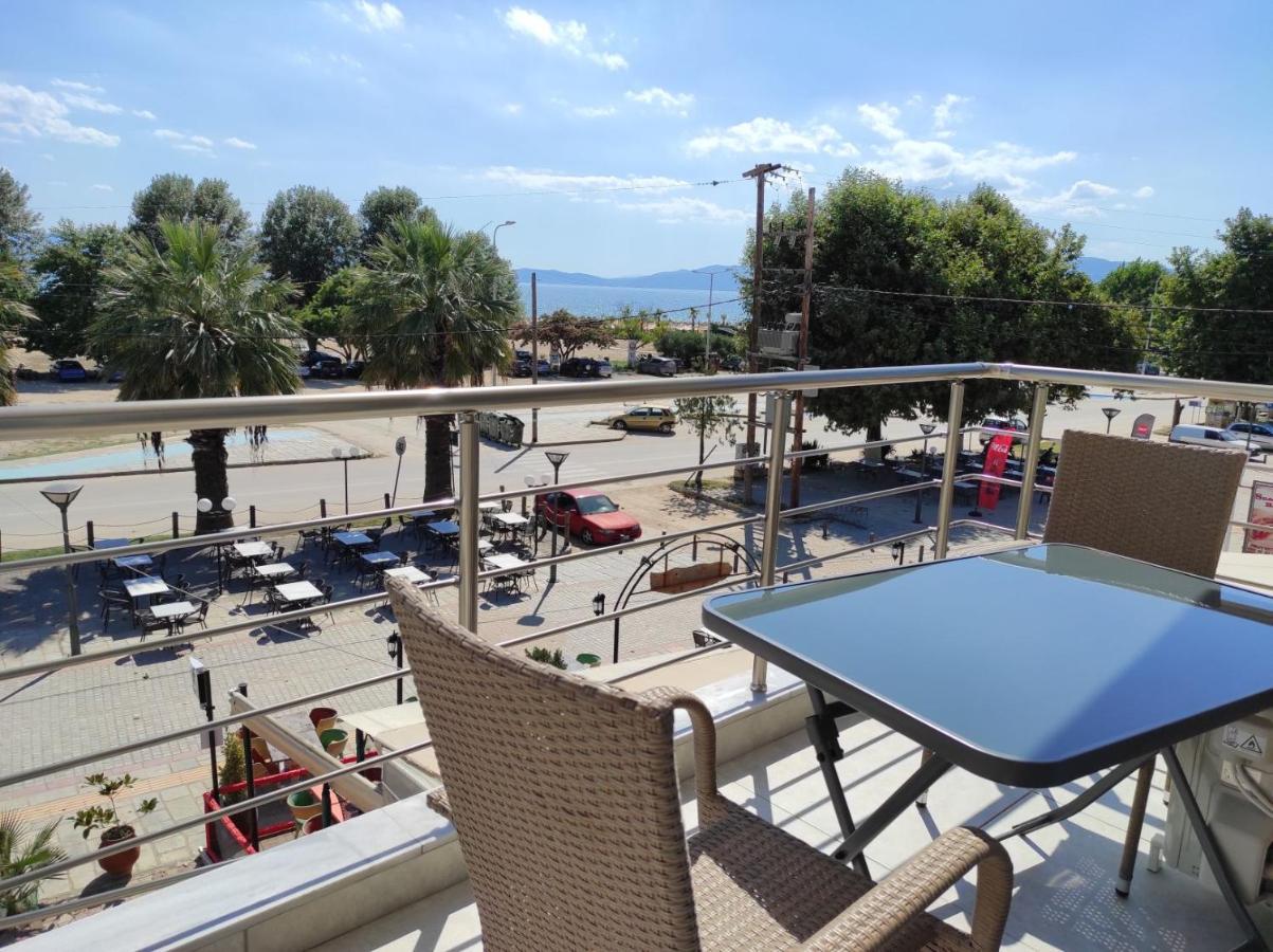 Blue Beach Apartments Ofrinion Bagian luar foto